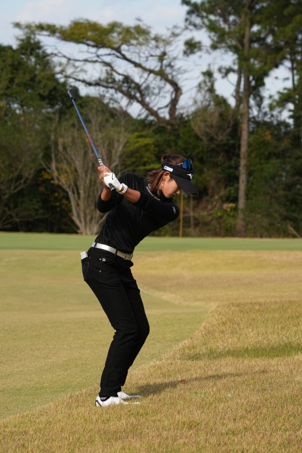 原英莉花のウェッジスイング（ラフ・後方）連続写真【2021年JLPGAツアーチャンピオンシップリコーカップ】