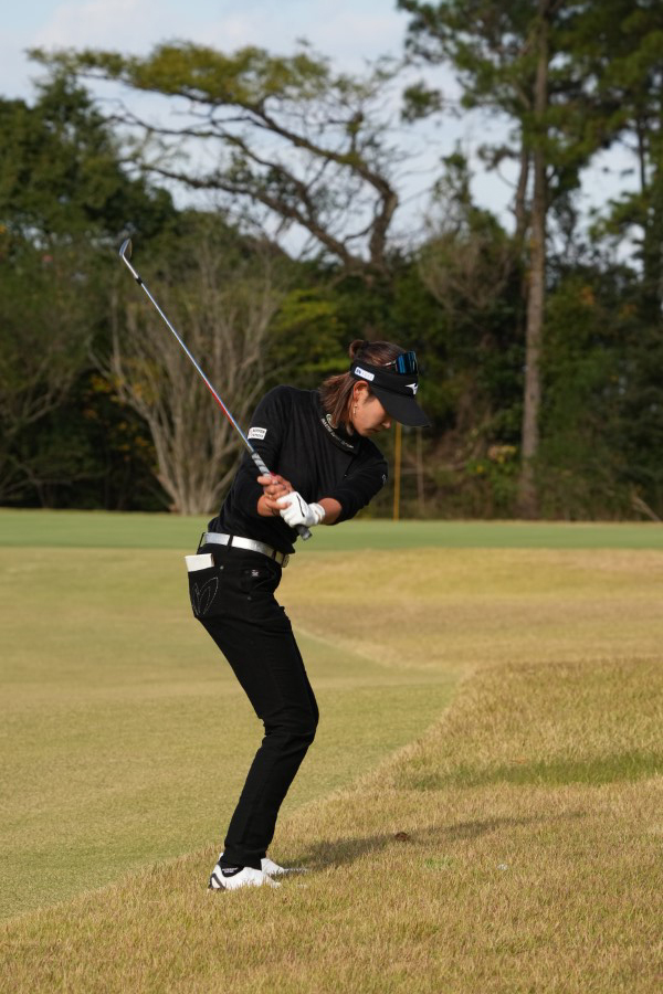 原英莉花のウェッジスイング（ラフ・後方）連続写真【2021年JLPGAツアーチャンピオンシップリコーカップ】