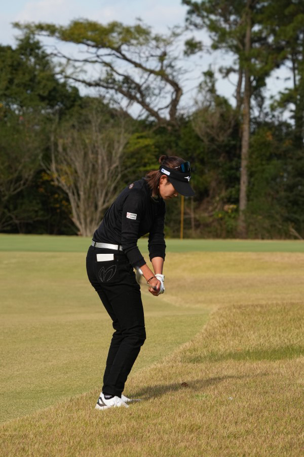 原英莉花のウェッジスイング（ラフ・後方）連続写真【2021年JLPGAツアーチャンピオンシップリコーカップ】