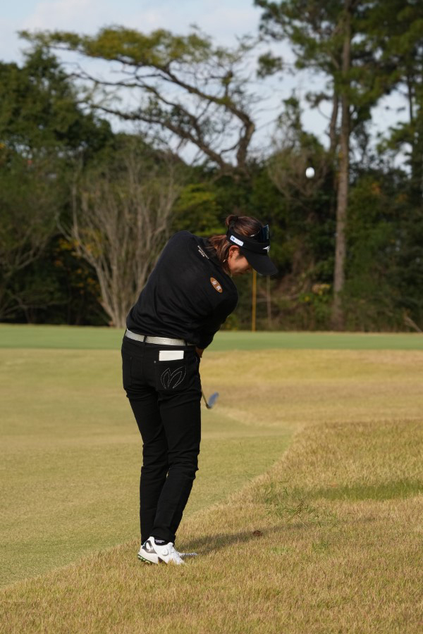 原英莉花のウェッジスイング（ラフ・後方）連続写真【2021年JLPGAツアーチャンピオンシップリコーカップ】