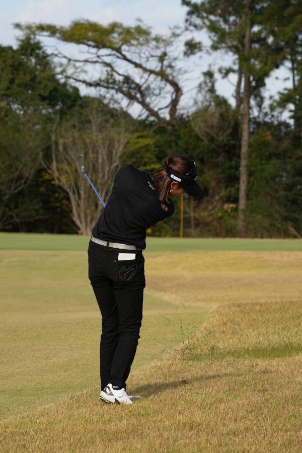 原英莉花のウェッジスイング（ラフ・後方）連続写真【2021年JLPGAツアーチャンピオンシップリコーカップ】