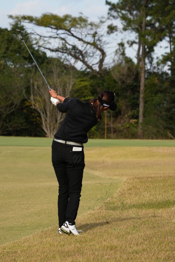 原英莉花のウェッジスイング（ラフ・後方）連続写真【2021年JLPGAツアーチャンピオンシップリコーカップ】