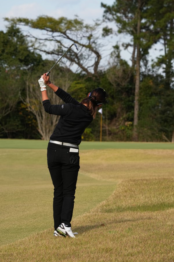 原英莉花のウェッジスイング（ラフ・後方）連続写真【2021年JLPGAツアーチャンピオンシップリコーカップ】