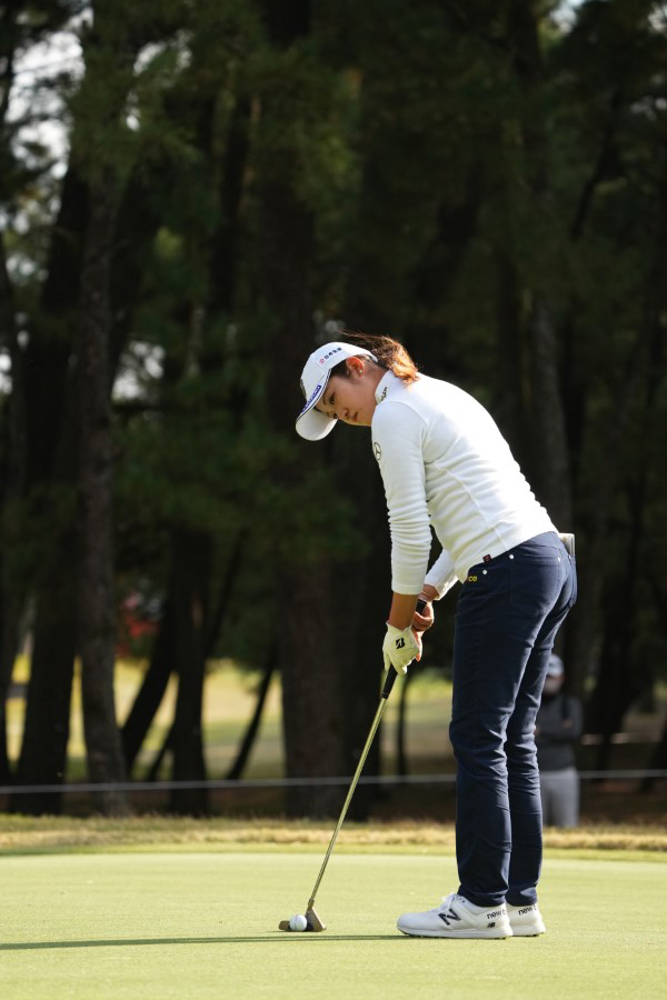 稲見萌寧のパッティングストローク（斜め後方）連続写真【2021年JLPGAツアーチャンピオンシップリコーカップ】