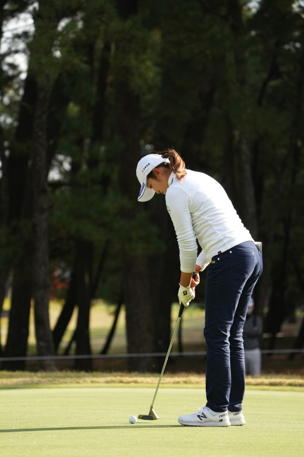 稲見萌寧のパッティングストローク（斜め後方）連続写真【2021年JLPGAツアーチャンピオンシップリコーカップ】