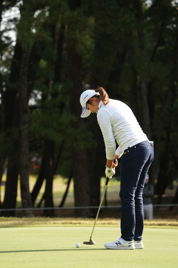 稲見萌寧のパッティングストローク（斜め後方）連続写真【2021年JLPGAツアーチャンピオンシップリコーカップ】