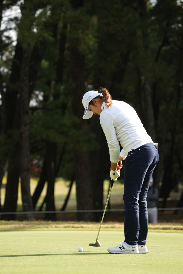 稲見萌寧のパッティングストローク（斜め後方）連続写真【2021年JLPGAツアーチャンピオンシップリコーカップ】