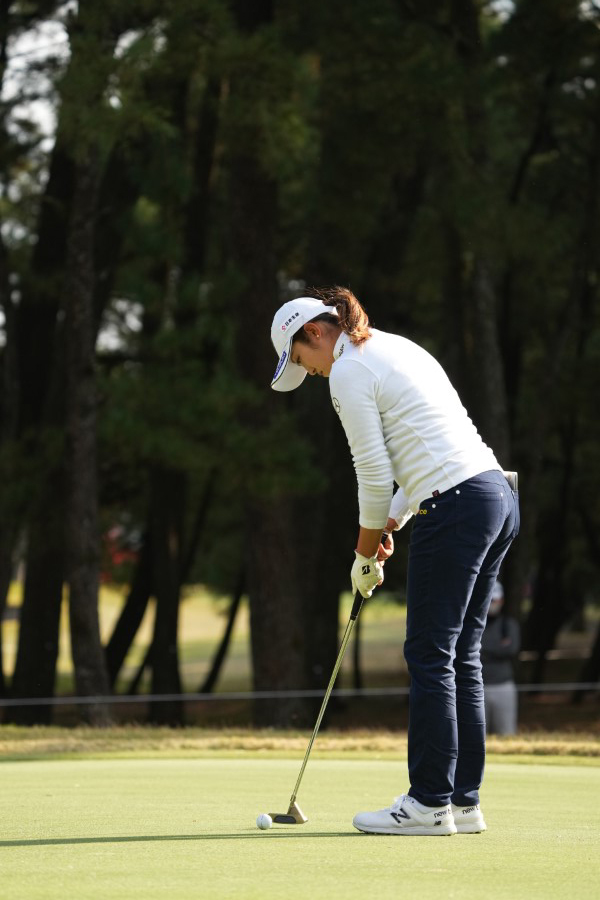 稲見萌寧のパッティングストローク（斜め後方）連続写真【2021年JLPGAツアーチャンピオンシップリコーカップ】