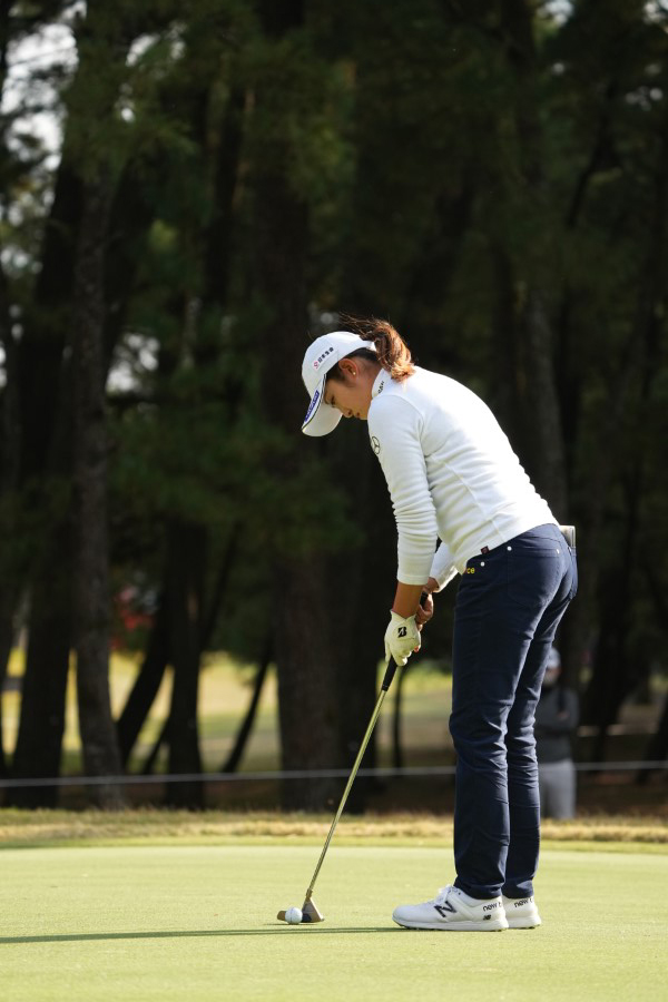 稲見萌寧のパッティングストローク（斜め後方）連続写真【2021年JLPGAツアーチャンピオンシップリコーカップ】