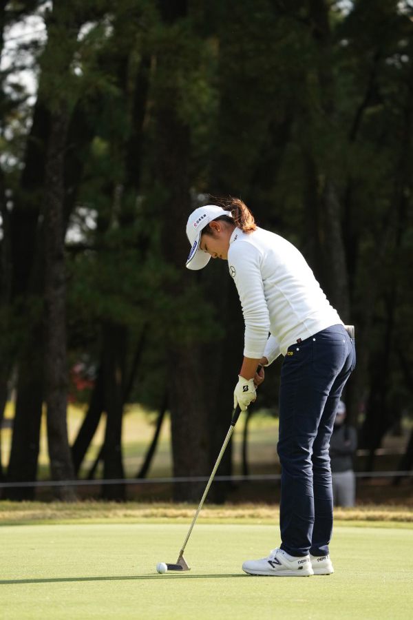 稲見萌寧のパッティングストローク（斜め後方）連続写真【2021年JLPGAツアーチャンピオンシップリコーカップ】