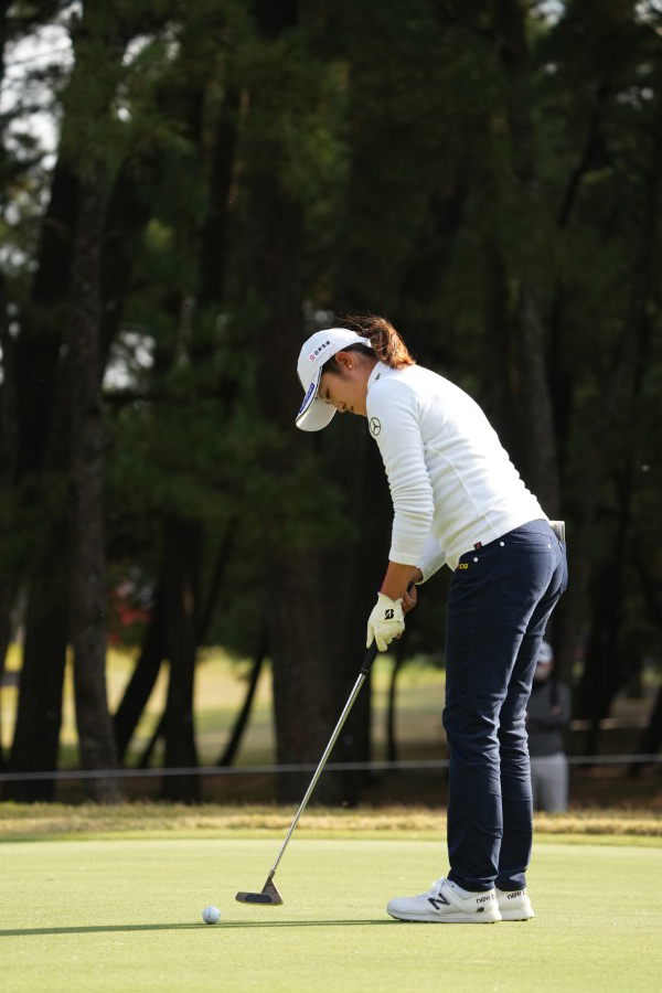 稲見萌寧のパッティングストローク（斜め後方）連続写真【2021年JLPGAツアーチャンピオンシップリコーカップ】