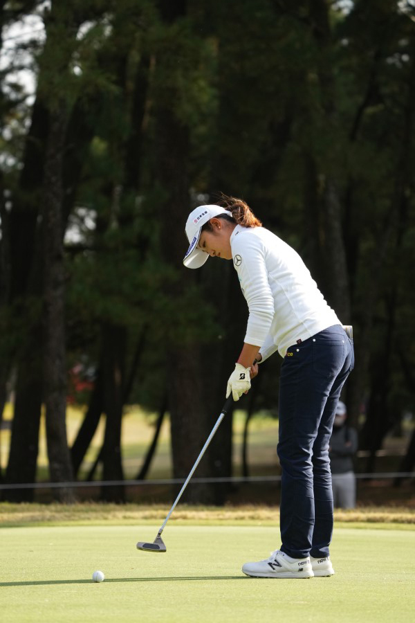 稲見萌寧のパッティングストローク（斜め後方）連続写真【2021年JLPGAツアーチャンピオンシップリコーカップ】