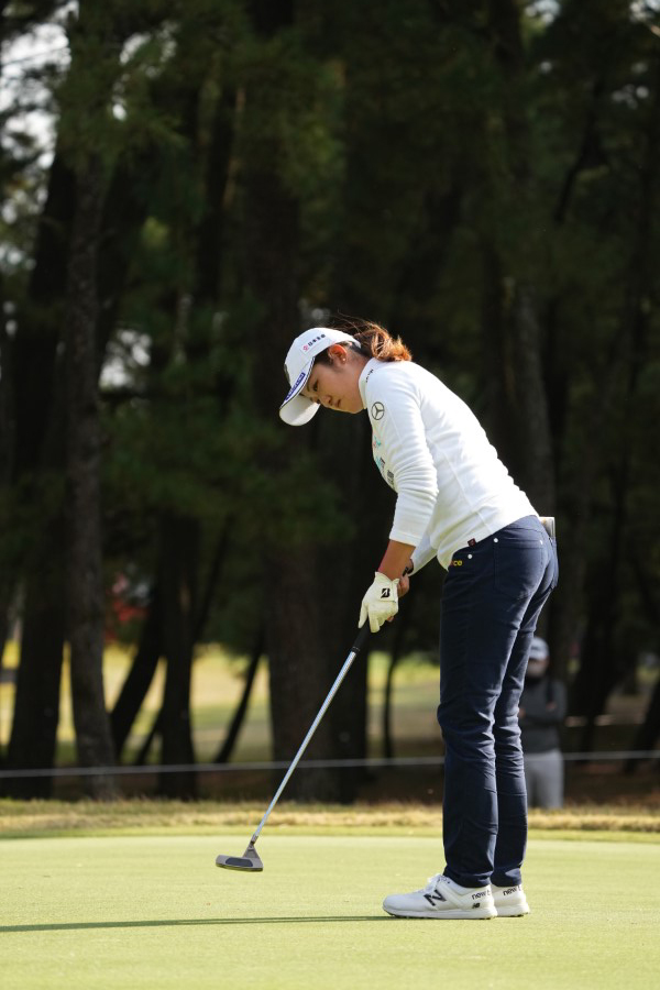 稲見萌寧のパッティングストローク（斜め後方）連続写真【2021年JLPGAツアーチャンピオンシップリコーカップ】