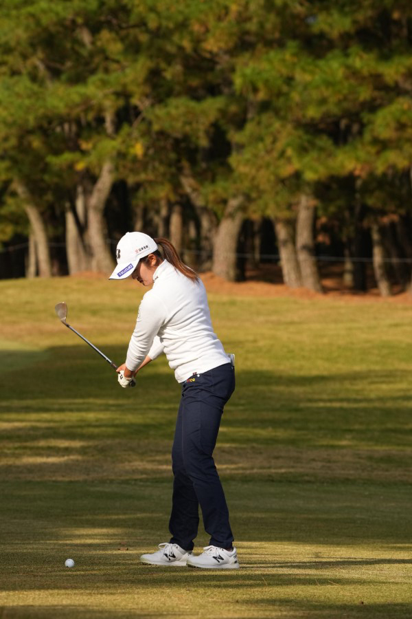 稲見萌寧のウェッジスイング連続写真【2021年JLPGAツアーチャンピオンシップリコーカップ】