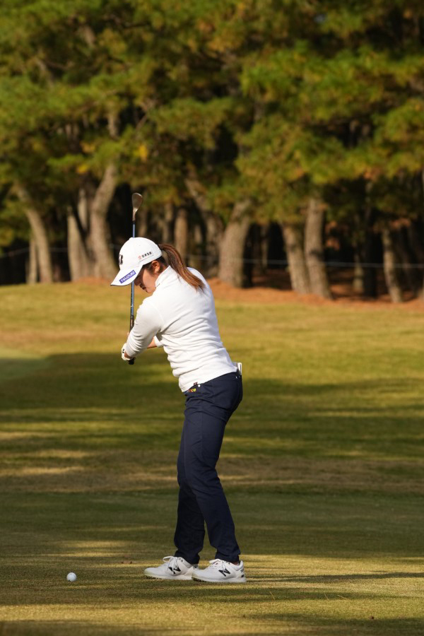 稲見萌寧のウェッジスイング連続写真【2021年JLPGAツアーチャンピオンシップリコーカップ】
