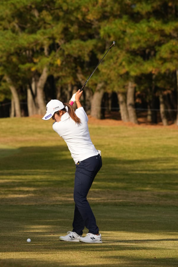 稲見萌寧のウェッジスイング連続写真【2021年JLPGAツアーチャンピオンシップリコーカップ】