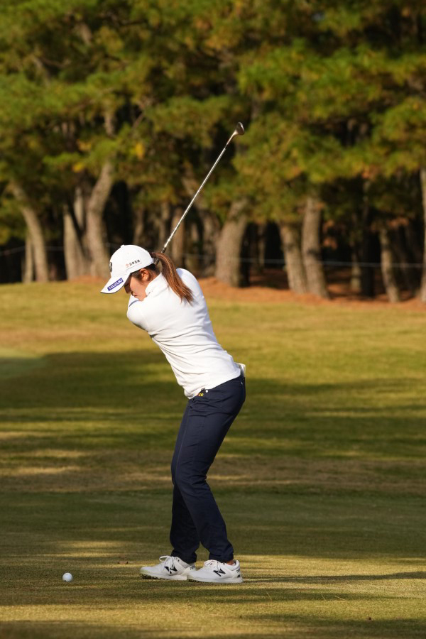 稲見萌寧のウェッジスイング連続写真【2021年JLPGAツアーチャンピオンシップリコーカップ】