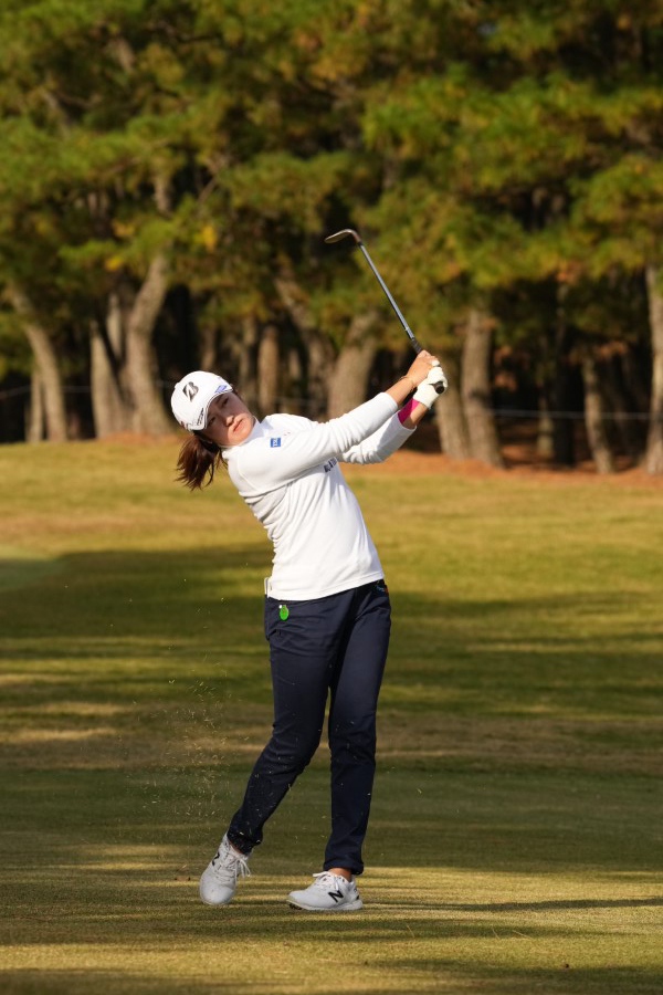 稲見萌寧のウェッジスイング連続写真【2021年JLPGAツアーチャンピオンシップリコーカップ】