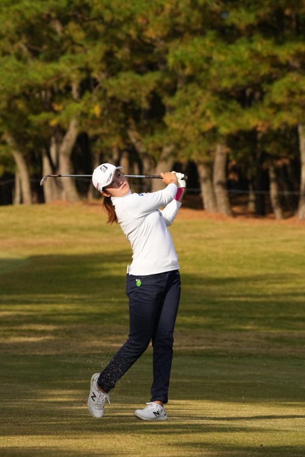 稲見萌寧のウェッジスイング連続写真【2021年JLPGAツアーチャンピオンシップリコーカップ】