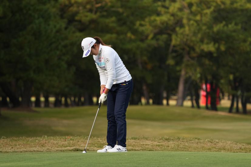 稲見萌寧のパッティングストローク（斜め前方）連続写真【2021年JLPGAツアーチャンピオンシップリコーカップ】