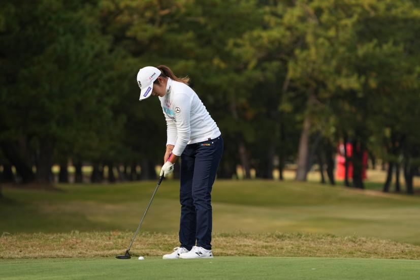 稲見萌寧のパッティングストローク（斜め前方）連続写真【2021年JLPGAツアーチャンピオンシップリコーカップ】