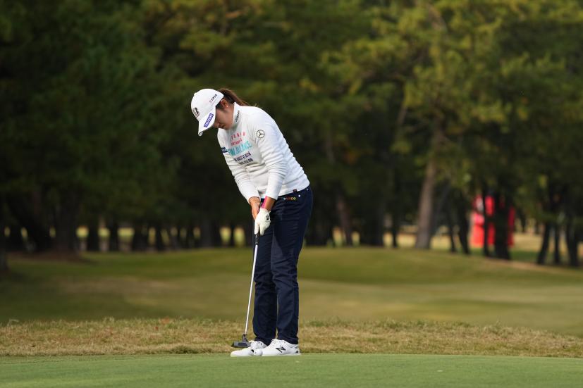 稲見萌寧のパッティングストローク（斜め前方）連続写真【2021年JLPGAツアーチャンピオンシップリコーカップ】