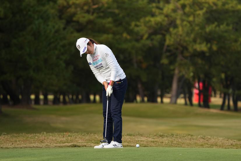 稲見萌寧のパッティングストローク（斜め前方）連続写真【2021年JLPGAツアーチャンピオンシップリコーカップ】