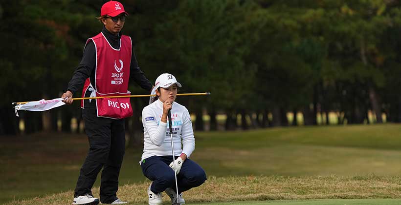 稲見萌寧のパッティングストローク(斜め前方)連続写真【2021年JLPGAツアーチャンピオンシップリコーカップ】