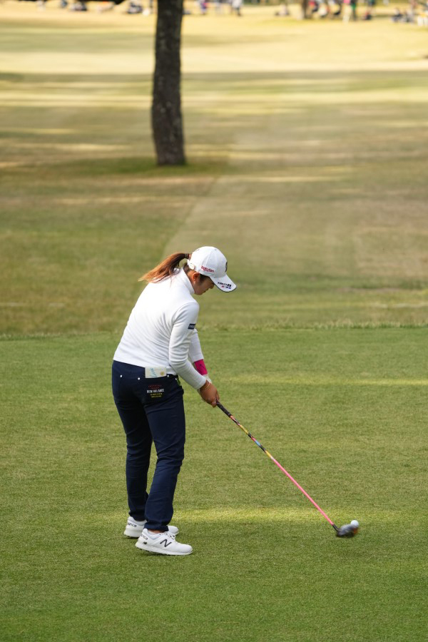 稲見萌寧のドライバースイング（後方）連続写真【2021年JLPGAツアーチャンピオンシップリコーカップ】