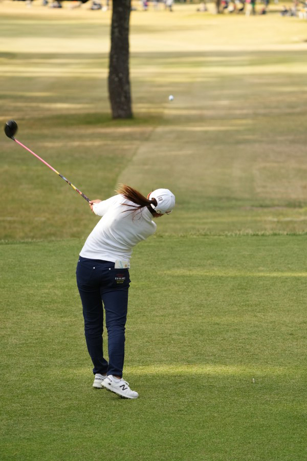 稲見萌寧のドライバースイング（後方）連続写真【2021年JLPGAツアーチャンピオンシップリコーカップ】