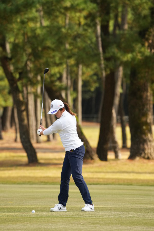 稲見萌寧のフェアウェイウッドスイング連続写真【2021年JLPGAツアーチャンピオンシップリコーカップ】