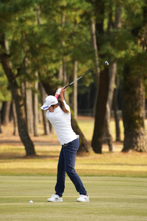 稲見萌寧のフェアウェイウッドスイング連続写真【2021年JLPGAツアーチャンピオンシップリコーカップ】