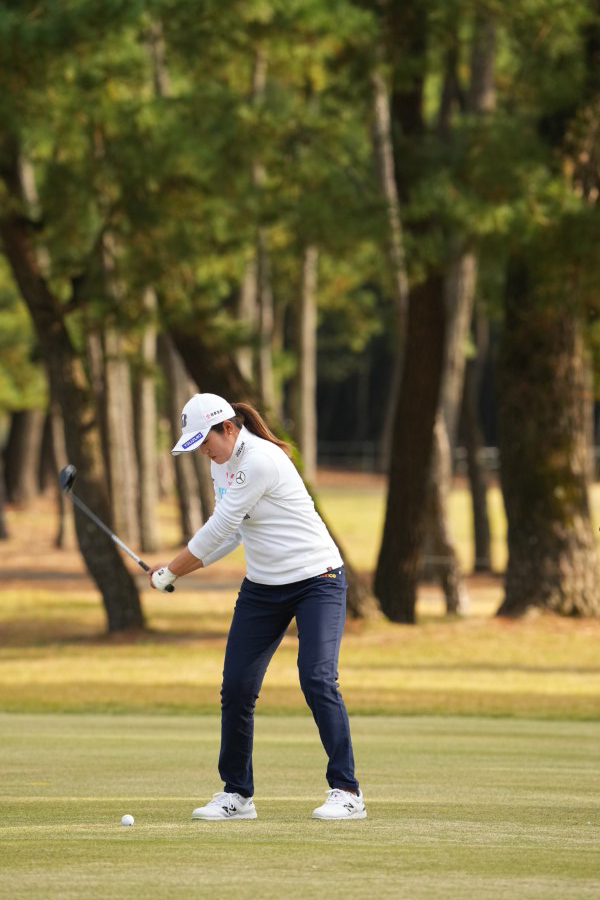 稲見萌寧のフェアウェイウッドスイング連続写真【2021年JLPGAツアーチャンピオンシップリコーカップ】