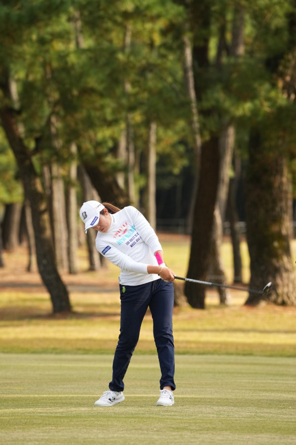 稲見萌寧のフェアウェイウッドスイング連続写真【2021年JLPGAツアーチャンピオンシップリコーカップ】