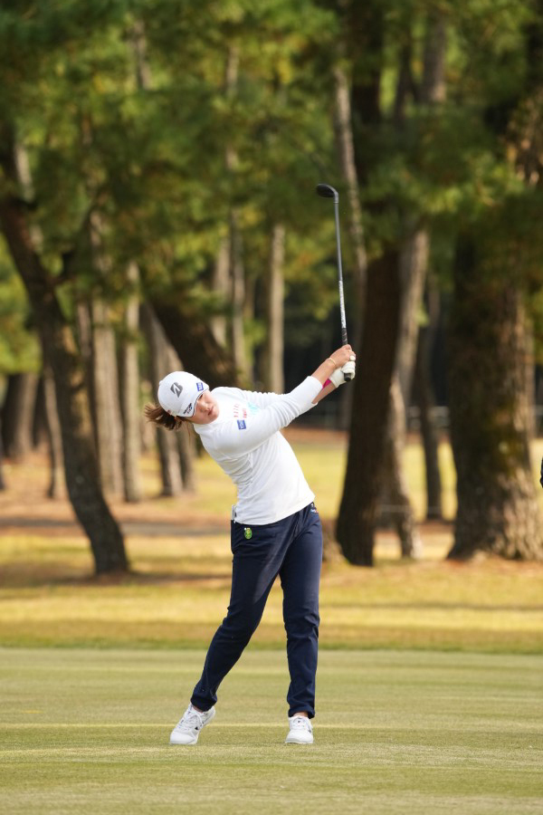 稲見萌寧のフェアウェイウッドスイング連続写真【2021年JLPGAツアーチャンピオンシップリコーカップ】