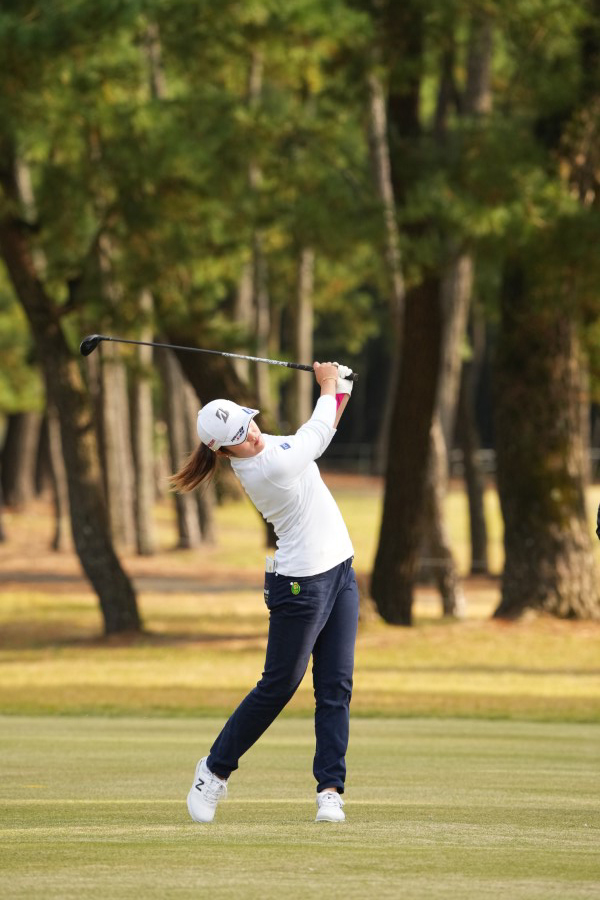 稲見萌寧のフェアウェイウッドスイング連続写真【2021年JLPGAツアーチャンピオンシップリコーカップ】