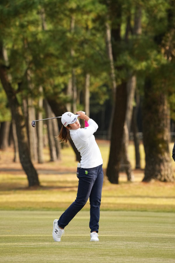 稲見萌寧のフェアウェイウッドスイング連続写真【2021年JLPGAツアーチャンピオンシップリコーカップ】