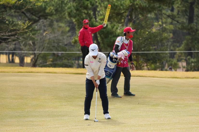 西郷真央のアイアンスイング（前方）連続写真【2021年JLPGAツアーチャンピオンシップリコーカップ】   