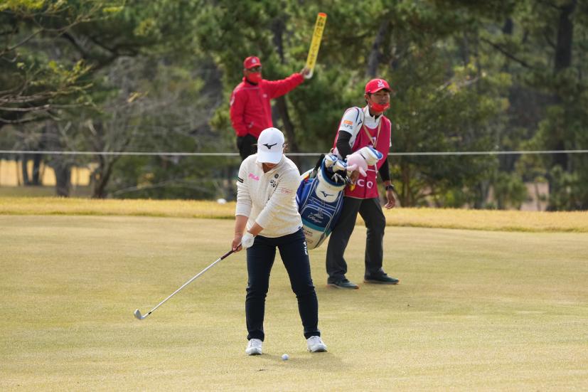 西郷真央のアイアンスイング（前方）連続写真【2021年JLPGAツアーチャンピオンシップリコーカップ】   