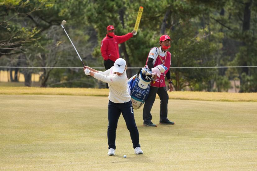 西郷真央のアイアンスイング（前方）連続写真【2021年JLPGAツアーチャンピオンシップリコーカップ】   