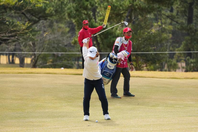 西郷真央のアイアンスイング（前方）連続写真【2021年JLPGAツアーチャンピオンシップリコーカップ】   