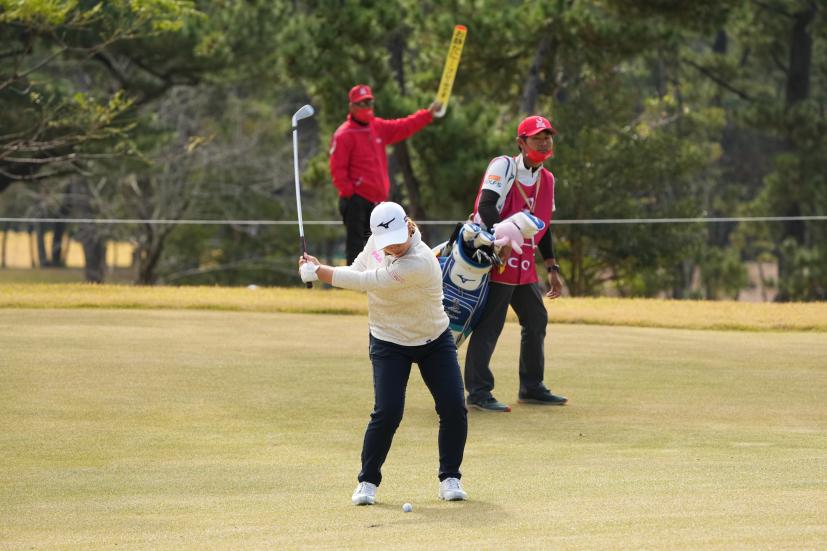 西郷真央のアイアンスイング（前方）連続写真【2021年JLPGAツアーチャンピオンシップリコーカップ】   