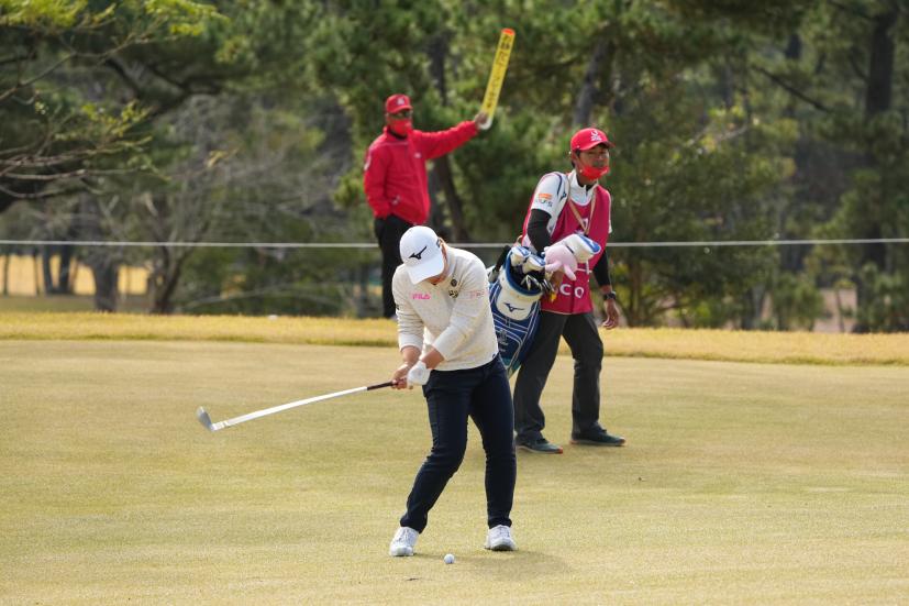 西郷真央のアイアンスイング（前方）連続写真【2021年JLPGAツアーチャンピオンシップリコーカップ】   