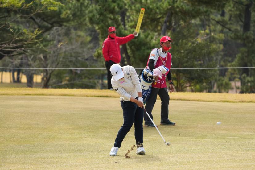 西郷真央のアイアンスイング（前方）連続写真【2021年JLPGAツアーチャンピオンシップリコーカップ】   