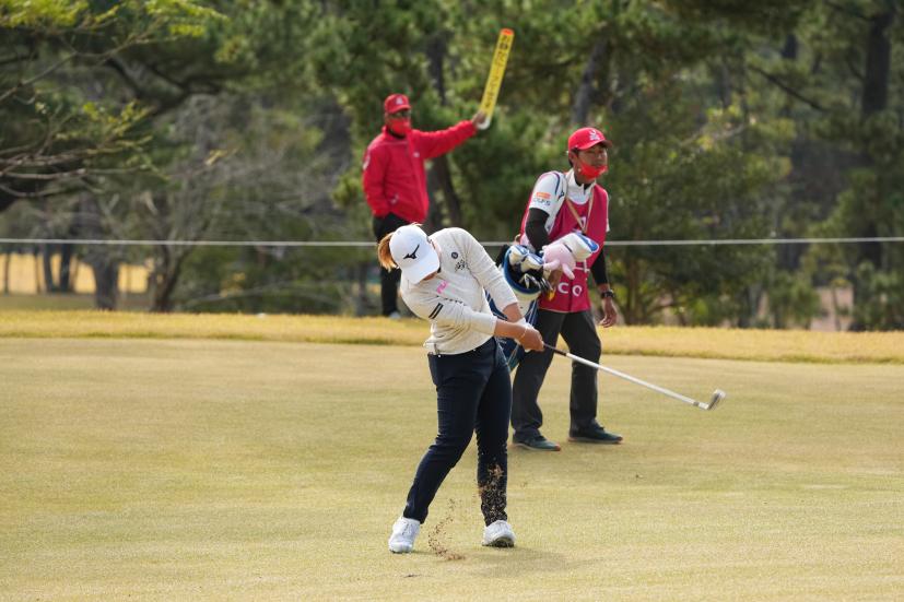 西郷真央のアイアンスイング（前方）連続写真【2021年JLPGAツアーチャンピオンシップリコーカップ】   