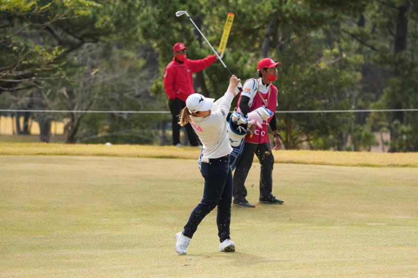 西郷真央のアイアンスイング（前方）連続写真【2021年JLPGAツアーチャンピオンシップリコーカップ】   