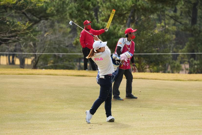 西郷真央のアイアンスイング（前方）連続写真【2021年JLPGAツアーチャンピオンシップリコーカップ】   