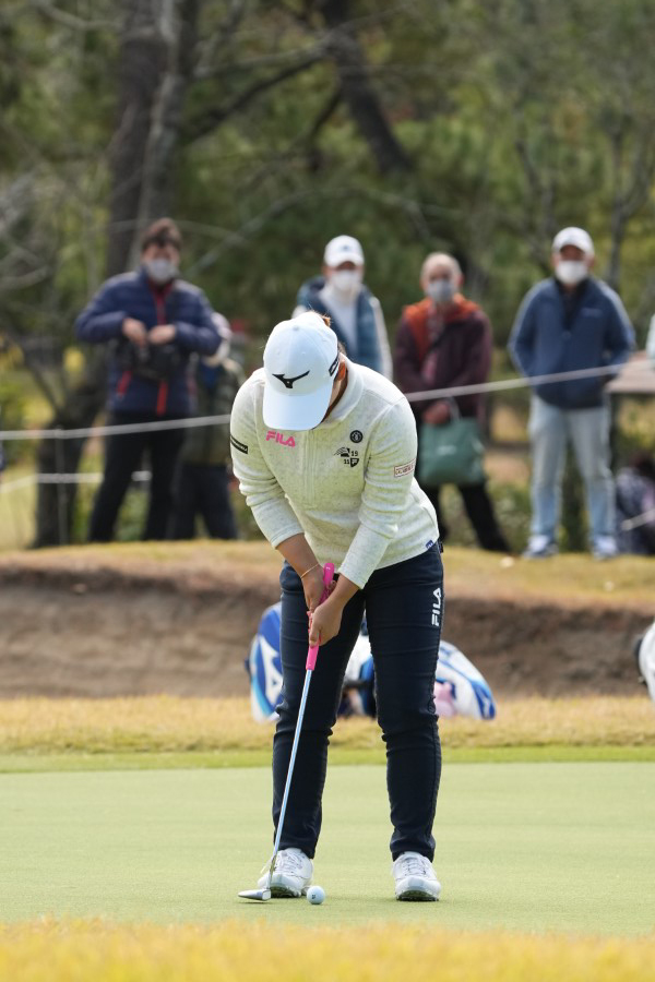 西郷真央のパッティングストローク（前方）連続写真【2021年JLPGAツアーチャンピオンシップリコーカップ】  