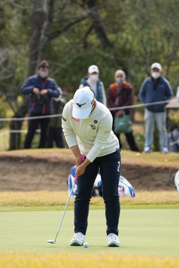 西郷真央のパッティングストローク（前方）連続写真【2021年JLPGAツアーチャンピオンシップリコーカップ】  