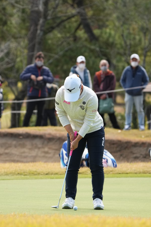 西郷真央のパッティングストローク（前方）連続写真【2021年JLPGAツアーチャンピオンシップリコーカップ】  